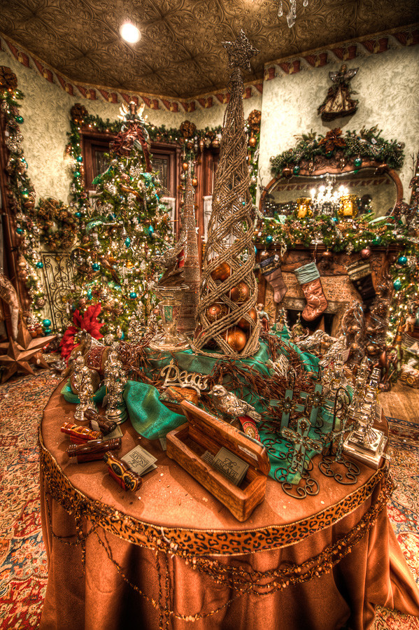 Christmas at the Caswell House - Front Room Centrepiece